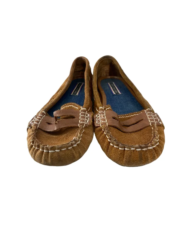 Flats with tough sole treads -Shoes Flats By Tommy Hilfiger In Brown, Size: 6