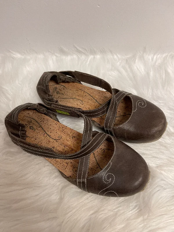 Flats with stretchy fabric uppers -Brown Shoes Flats Clothes Mentor, Size 7.5