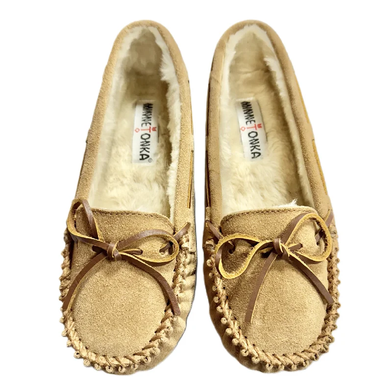 Slippers with funky charm -Slippers By Minnetonka In Tan, Size: 6.5