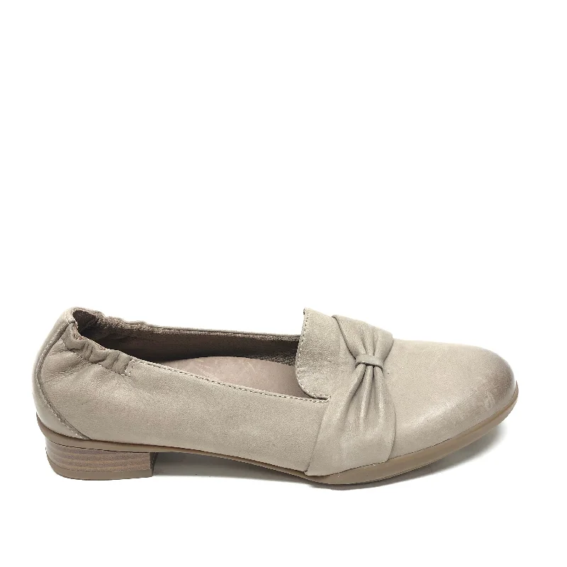 Flats with comfy footbed support -Shoes Flats By Dansko In Taupe, Size: 8.5