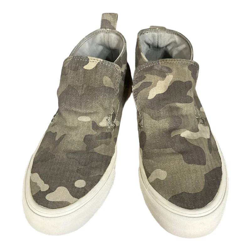 Flats for outdoor day scenes -Shoes Flats By Cmc In Camouflage Print, Size: 7.5