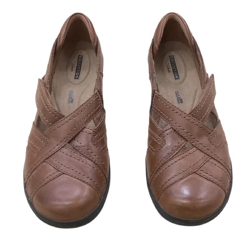 Flats for casual wedding guest looks -Shoes Flats By Clarks In Brown, Size: 6